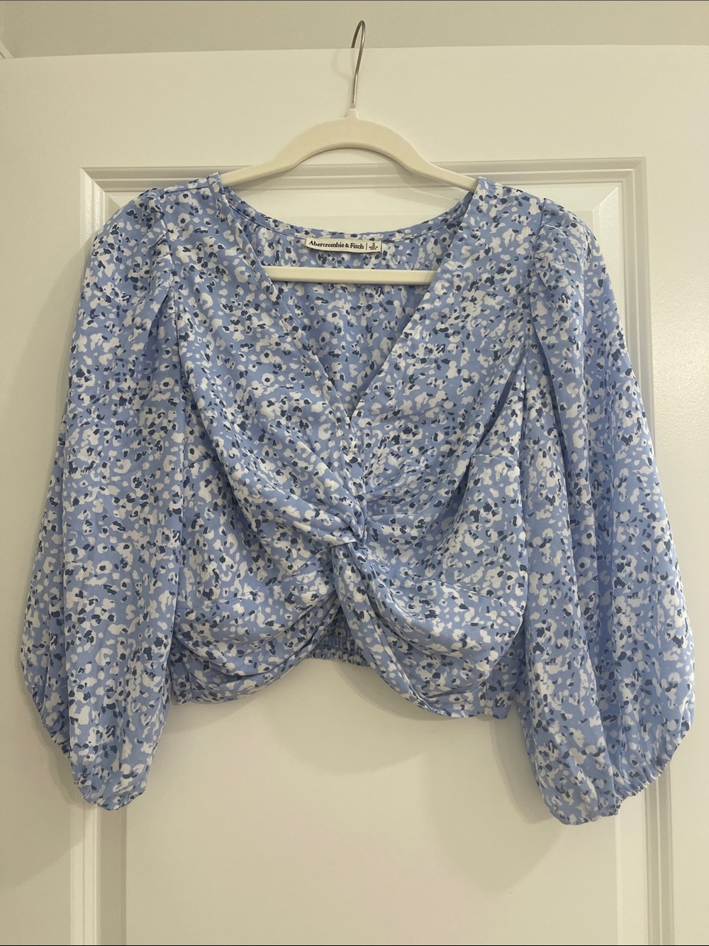 Abercrombie & Fitch Light Blue Floral Twist-Front Puff Sleeve Blouse
